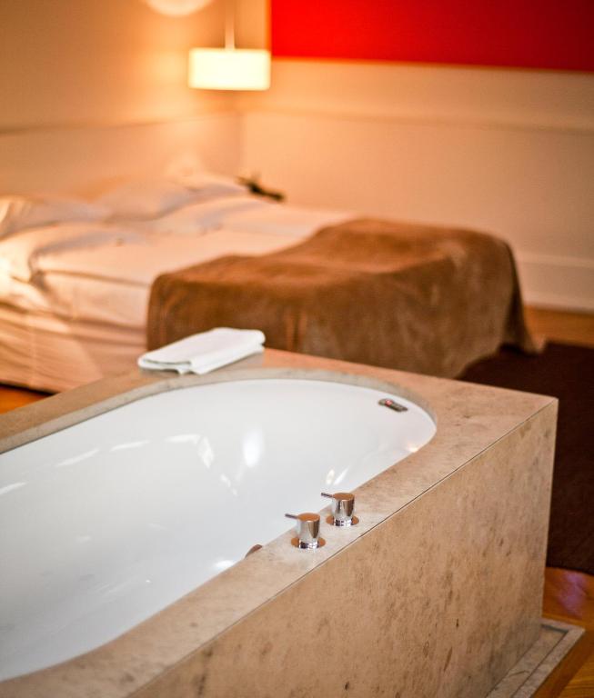 Postel nebo postele na pokoji v ubytování CORTIINA Hotel