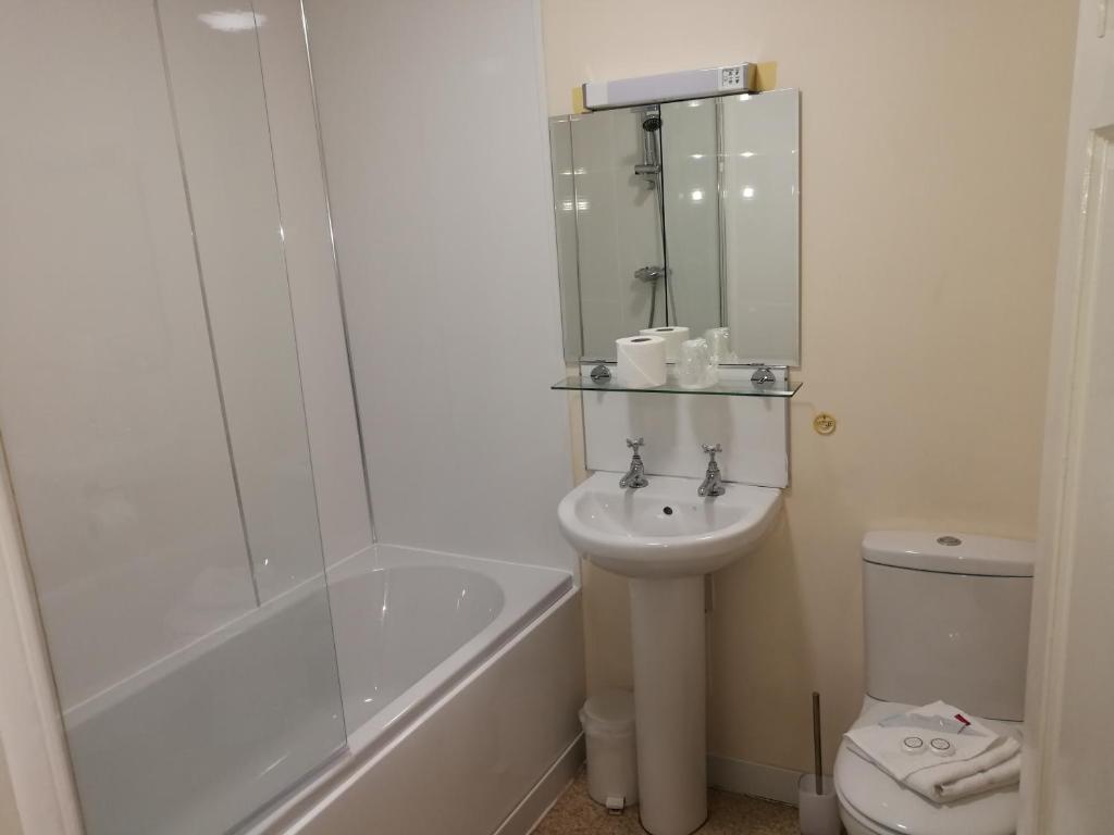 Koupelna v ubytování Crown Hotel Brackley