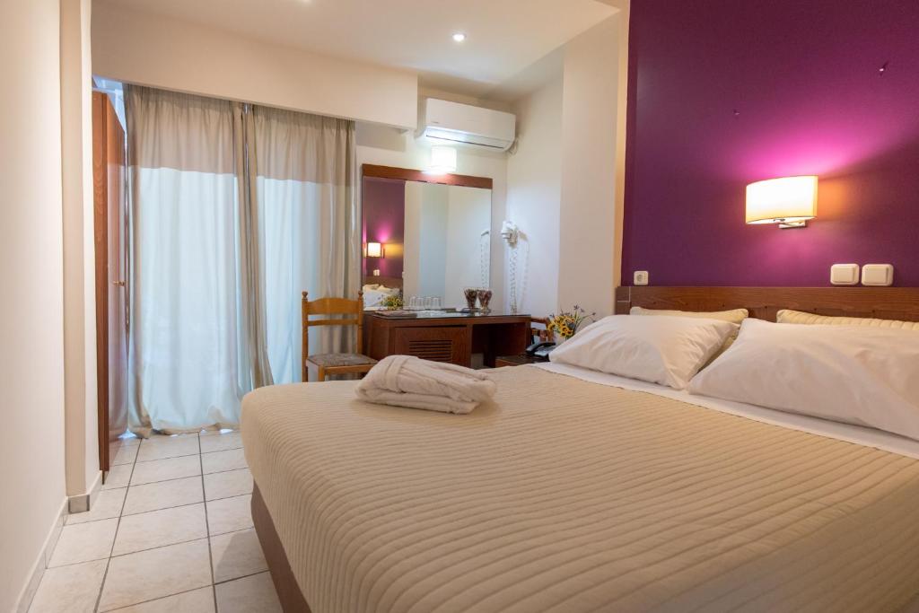 Postel nebo postele na pokoji v ubytování Epidavros Hotel