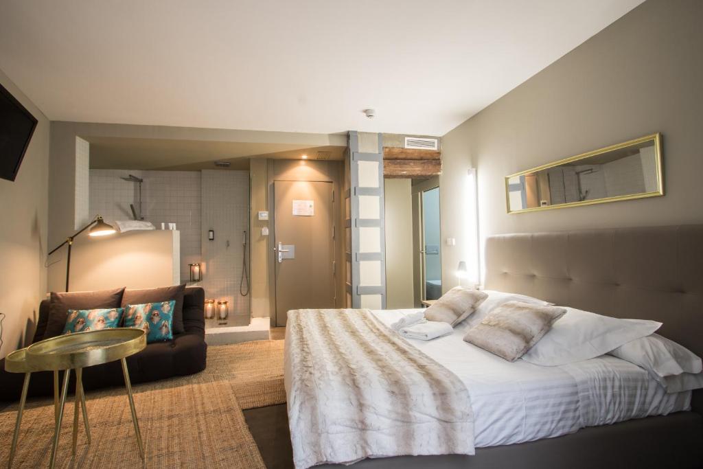 A bed or beds in a room at Cosy Rooms Bolsería