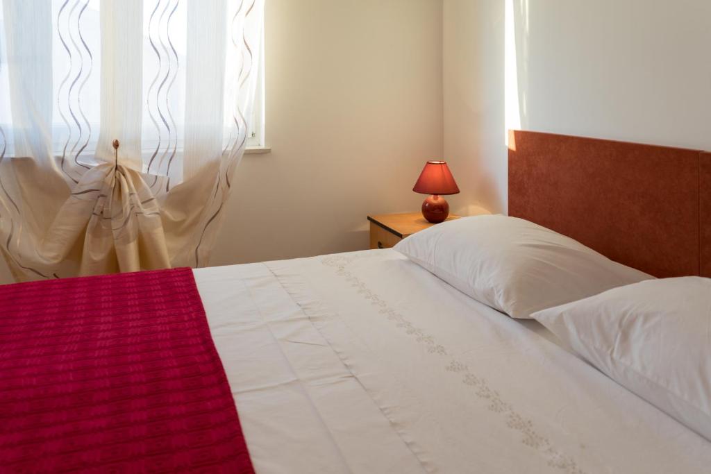 Postel nebo postele na pokoji v ubytování Apartments Jakovčev