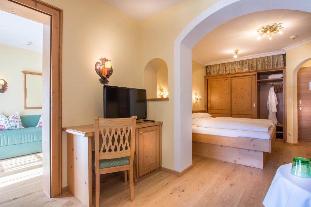 Postel nebo postele na pokoji v ubytování Landhotel Römerhof