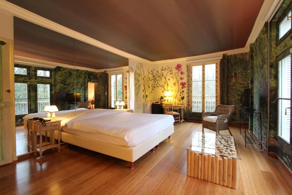 - une chambre avec un grand lit dans l'établissement Hostellerie Du Château Les Muids, à La Ferté-Saint-Aubin