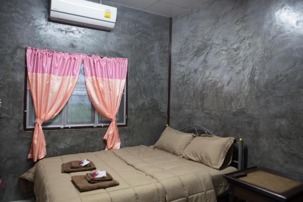 Postel nebo postele na pokoji v ubytování ฺBaan Tonglong Homestay