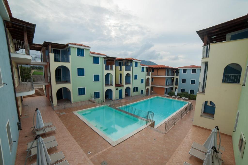 una vista aérea de una piscina en un edificio en Casa Vacanza Sardegna, en Valledoria