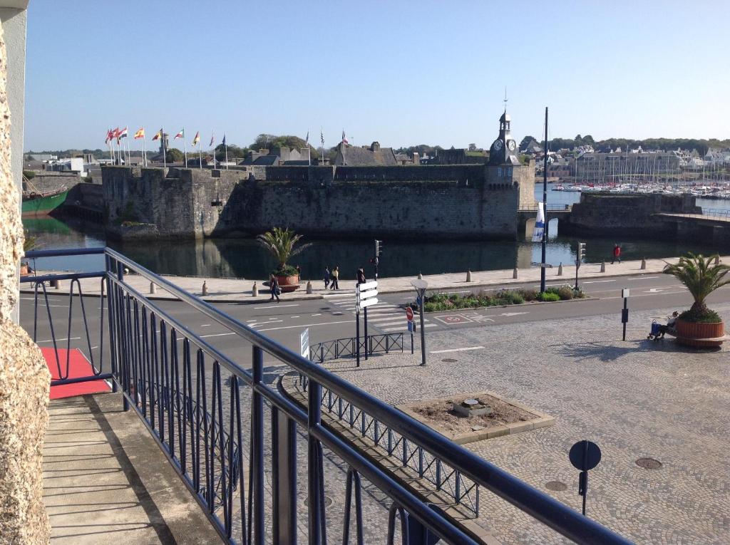 desde el balcón de un edificio con vistas al río en the place to be, en Concarneau