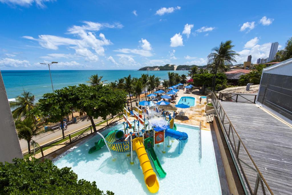 uma piscina com escorrega num resort em Praiamar Natal Hotel & Convention em Natal