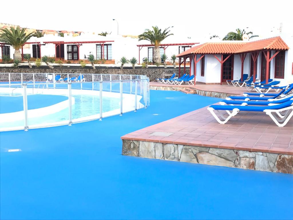 カレタ・デ・フステにあるNew Apartment Sun beachのリゾートの青い水のプール