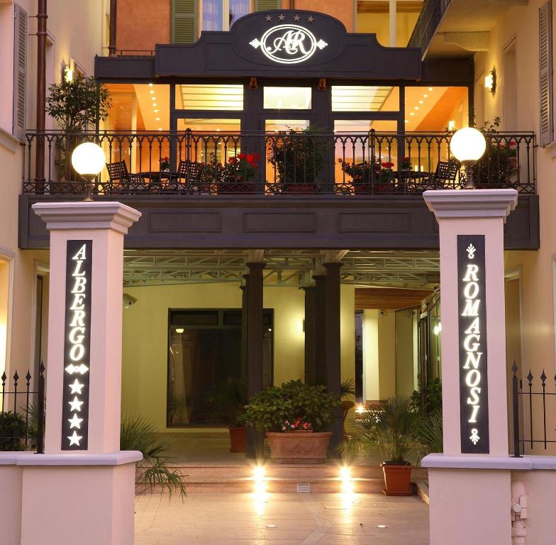 een gebouw met twee zuilen en een balkon. bij Casa Romagnosi in Salsomaggiore Terme