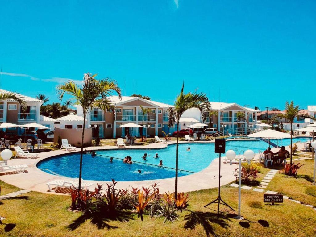 uma grande piscina com pessoas num resort em Resid. Mar da Galileia - Tonziro em Mutari