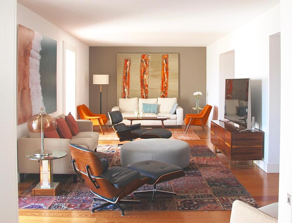 - un salon avec un canapé et des chaises dans l'établissement Santa Catarina Luxury Apartment, à Lisbonne
