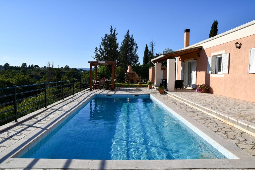 una piscina frente a una casa en Villa Sophia en Corfú