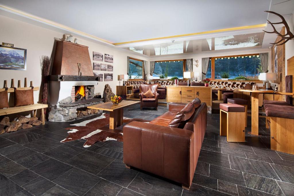 Posezení v ubytování Alm- & Wellnesshotel Alpenhof