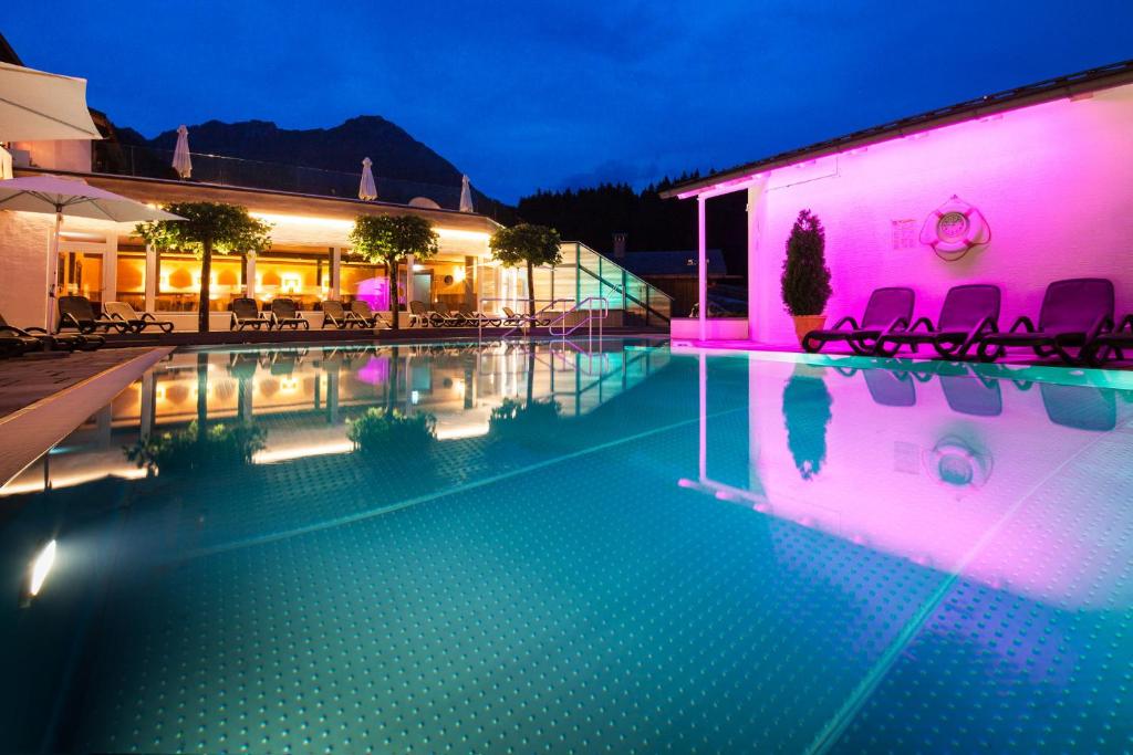 Bazén v ubytování Alm- & Wellnesshotel Alpenhof nebo v jeho okolí
