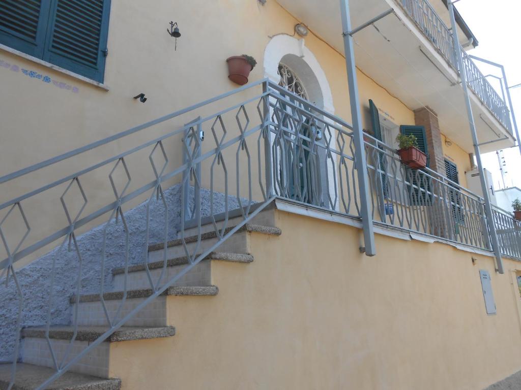 - Edificio con escaleras y balcón en La casa nel borgo, en Arrone