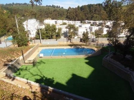 una vista aérea de una piscina con césped verde en Departamento reñaca bosque, en Viña del Mar