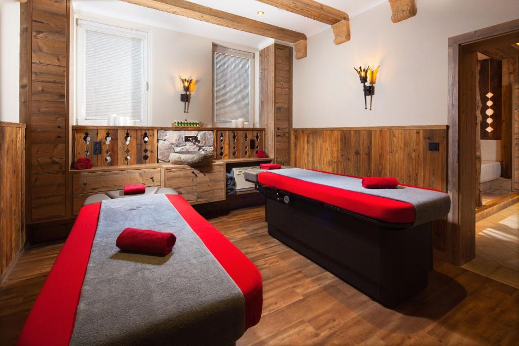 Postel nebo postele na pokoji v ubytování Alm- & Wellnesshotel Alpenhof