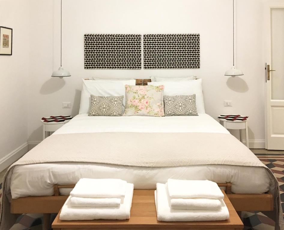 ミラノにあるNew Design Apartmentのベッドルーム1室(大型ベッド1台、白いシーツ、枕付)