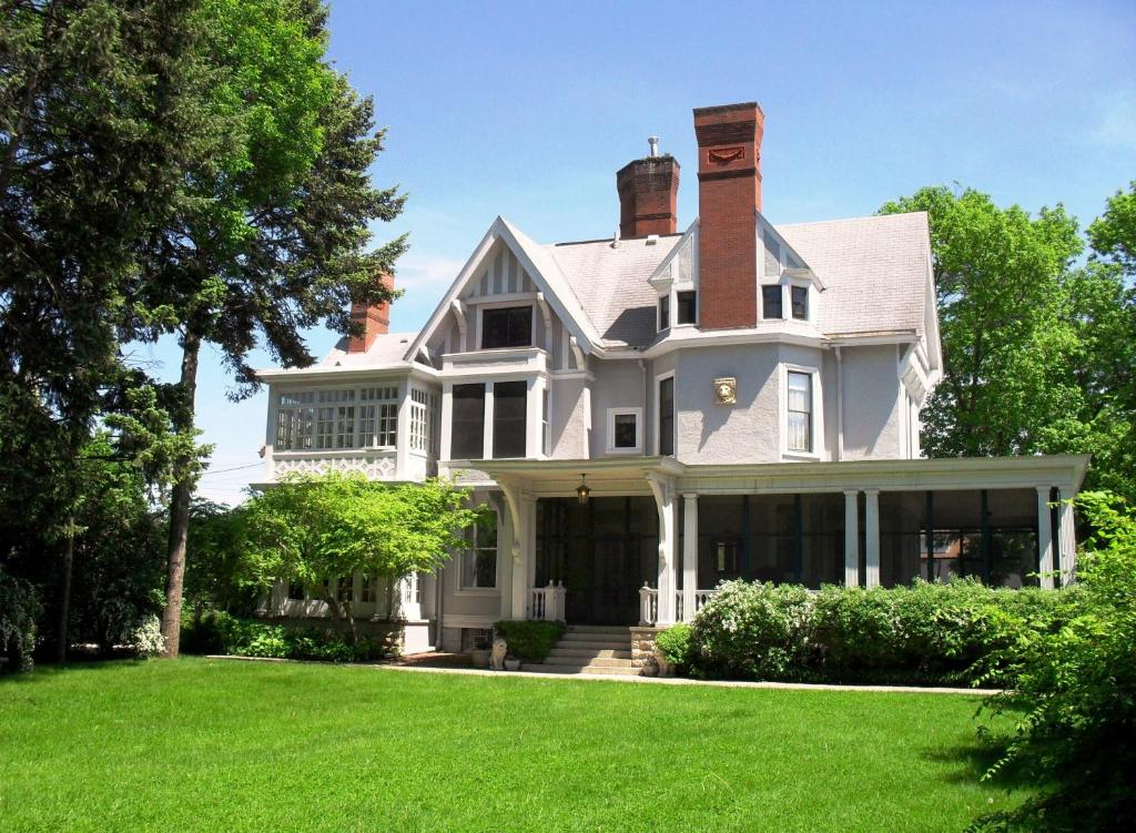 uma casa com um relvado verde em Alexander Mansion Bed & Breakfast em Winona