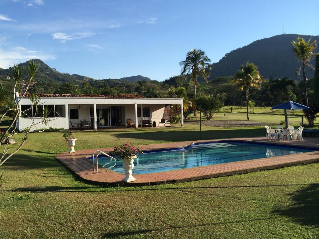 a house with a swimming pool in the yard at Finca La Ranchera No. 1 in Tarso