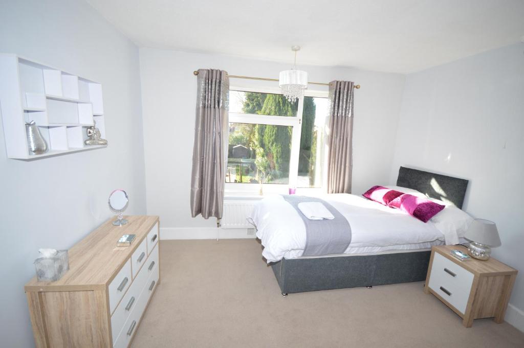 a bedroom with a bed and a window at Whole House - Sleeps 5 - near town centre - off road parking in Hinckley