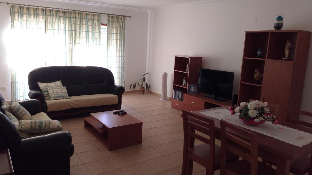 sala de estar con sofá y mesa en Casa Maria en Lagos