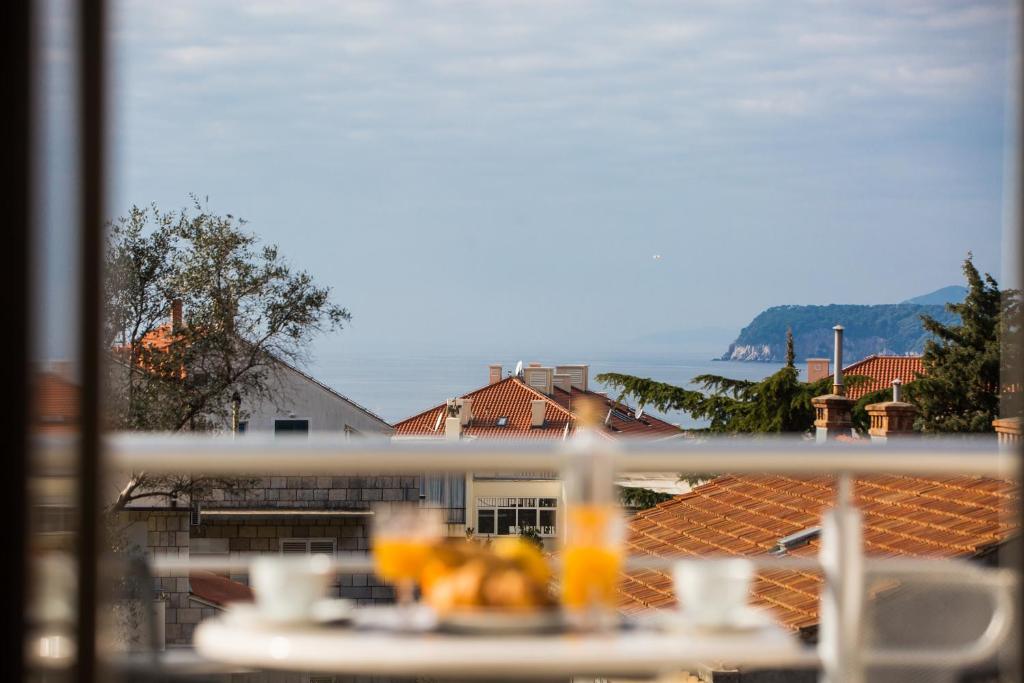 vistas a un balcón con una mesa con comida. en Agape Duplex Apartment, en Dubrovnik