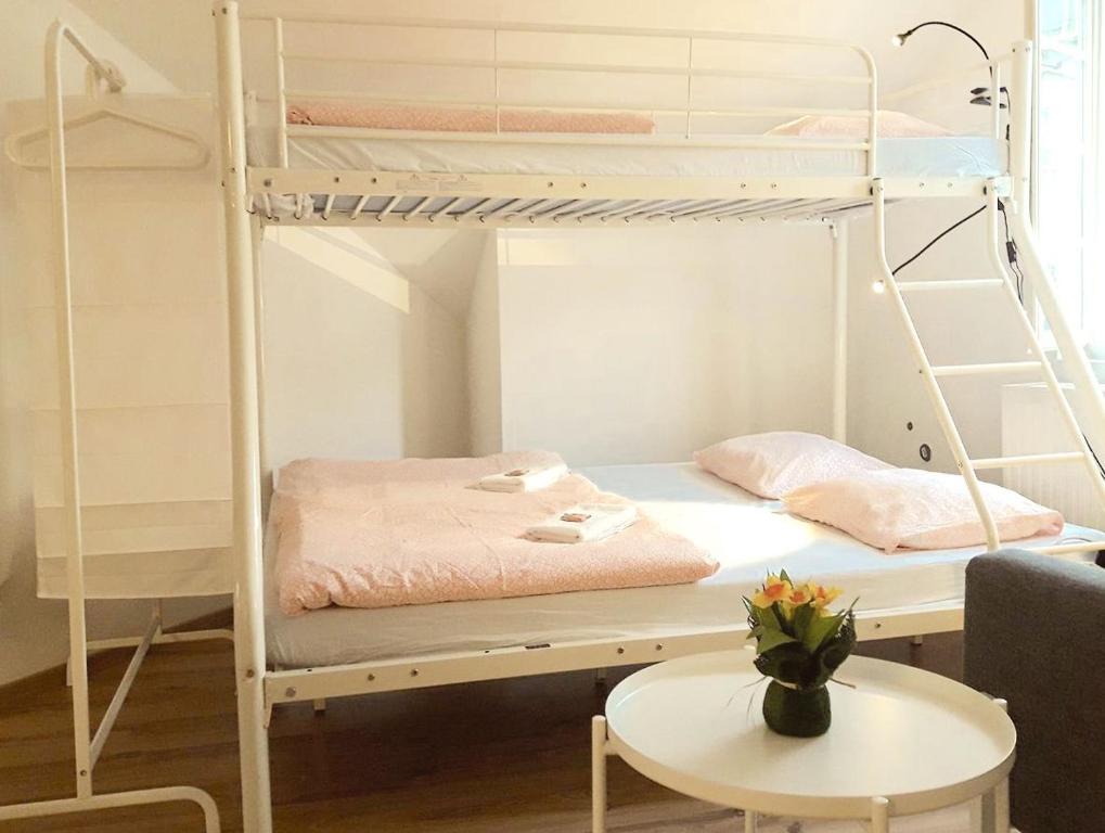 Pokój z 2 łóżkami piętrowymi i stołem w obiekcie Sishaus - View at Mozarts w mieście Salzburg