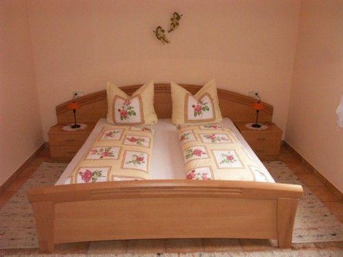 - une chambre avec un grand lit et quatre oreillers dans l'établissement Ferien-am-Bauernhof-Wohnung-3, à Rangersdorf
