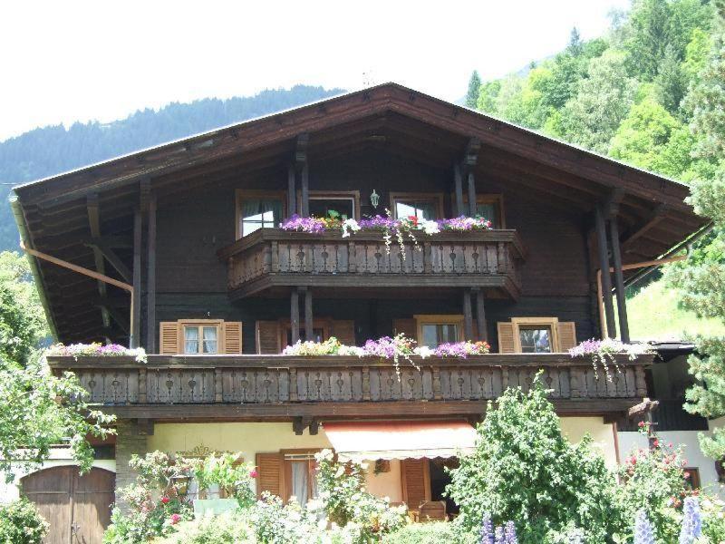 budynek z balkonem pokrytym kwiatami w obiekcie Ferien-am-Bauernhof-Wohnung-2 w mieście Rangersdorf