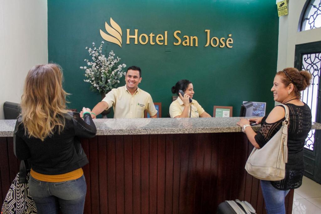 een groep mensen die bij een hotelasyasyasyasyasyasyasyasyasyasyasyasyasyasyasy staan bij Hotel San Jose, Matagalpa. in Matagalpa