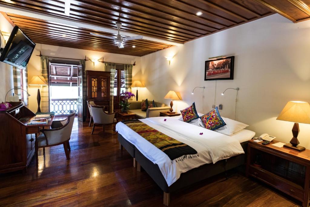 Junior Suite Riverview spacious layout with grand king bed and stunning river view windows