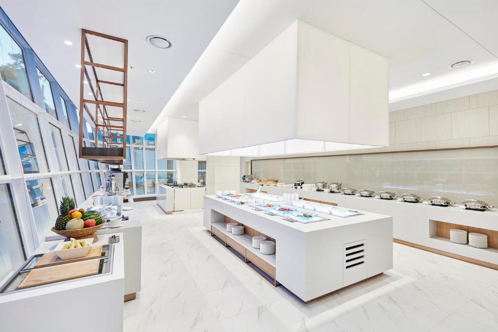 Kuchyň nebo kuchyňský kout v ubytování Skybay Hotel Gyeongpo