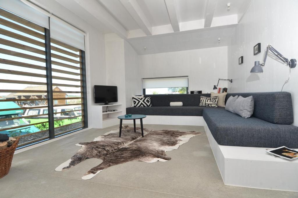 ein Wohnzimmer mit einem Sofa und einem Teppich in der Unterkunft The Strandwood House in Gager in Gager