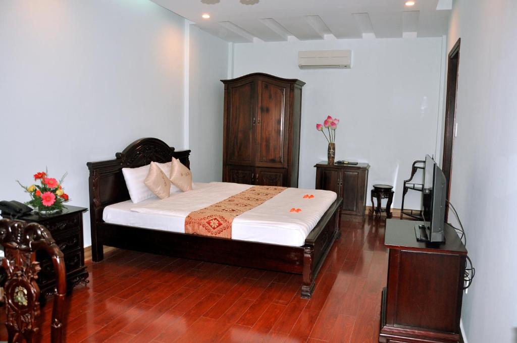 Tempat tidur dalam kamar di Thai Binh II Hotel