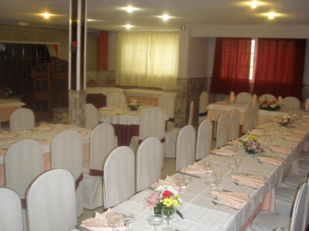 Reštaurácia alebo iné gastronomické zariadenie v ubytovaní Hostal Mays