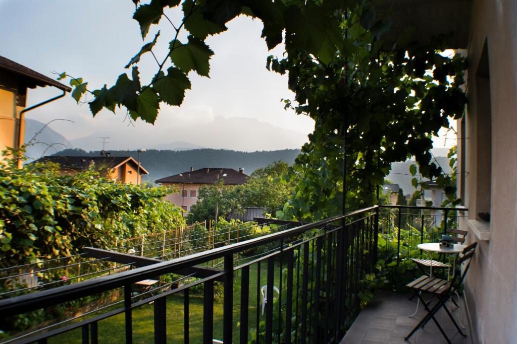 balcón con vistas a la montaña en Casa Martello, en Levico Terme