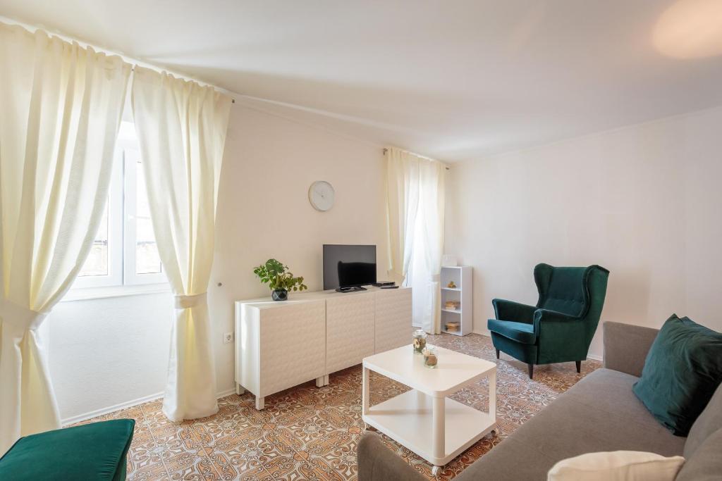 sala de estar con sofá y silla en Holiday Home Nada, en Dubrovnik