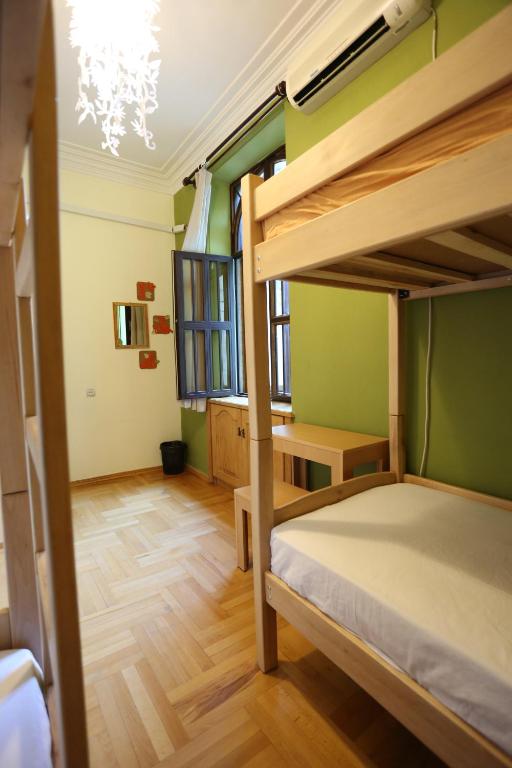 Postel nebo postele na pokoji v ubytování Envoy Hostel and Tours