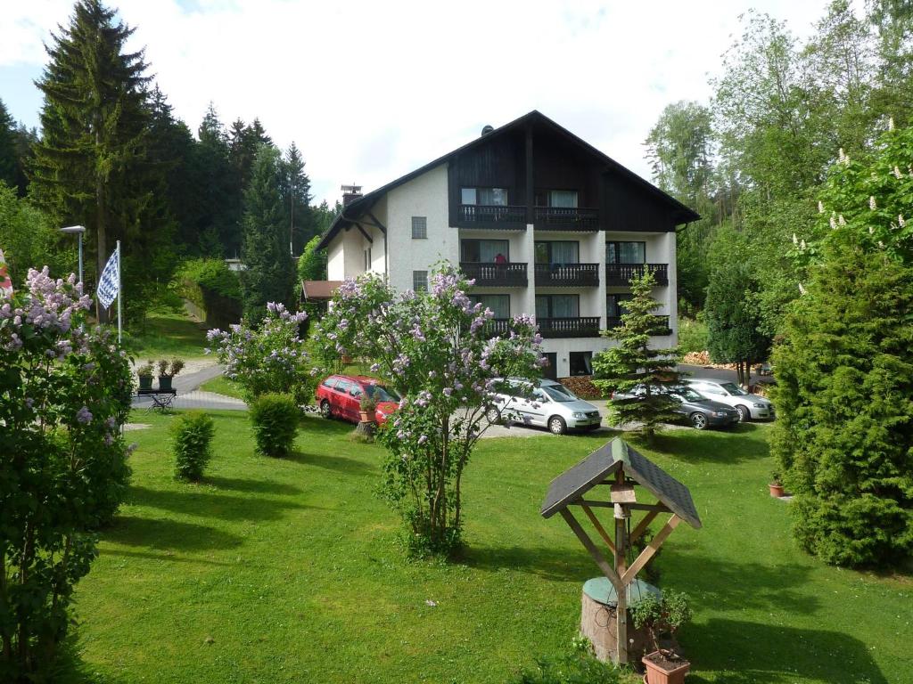 une maison avec des voitures garées dans une cour dans l'établissement Landhaus am Forst - Apartments, à Bad Alexandersbad