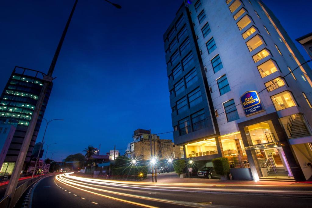 una calle de la ciudad por la noche con edificios y luces de la calle en Best Western Elyon Colombo, en Colombo