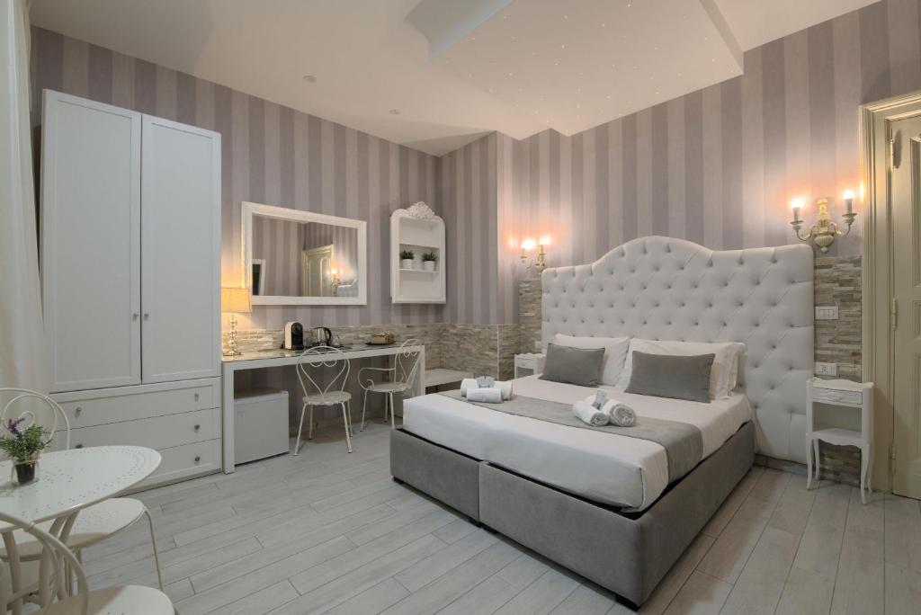ローマにあるVatican Nausicaaのベッドルーム(白い大型ベッド1台、デスク付)