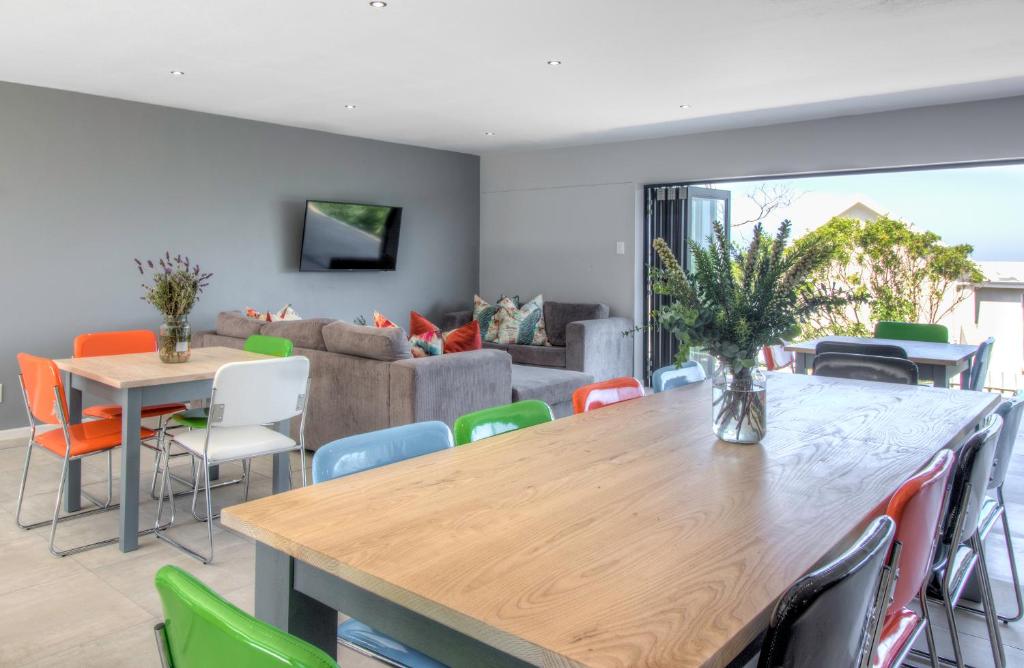 - un salon avec une table et des chaises dans l'établissement Sky Blue Guest House, à Kenton-on-Sea