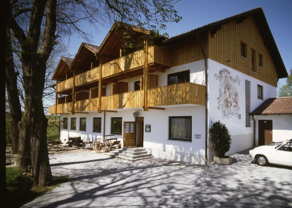 una casa in costruzione con balcone di Berggasthof Hinhart a Regen
