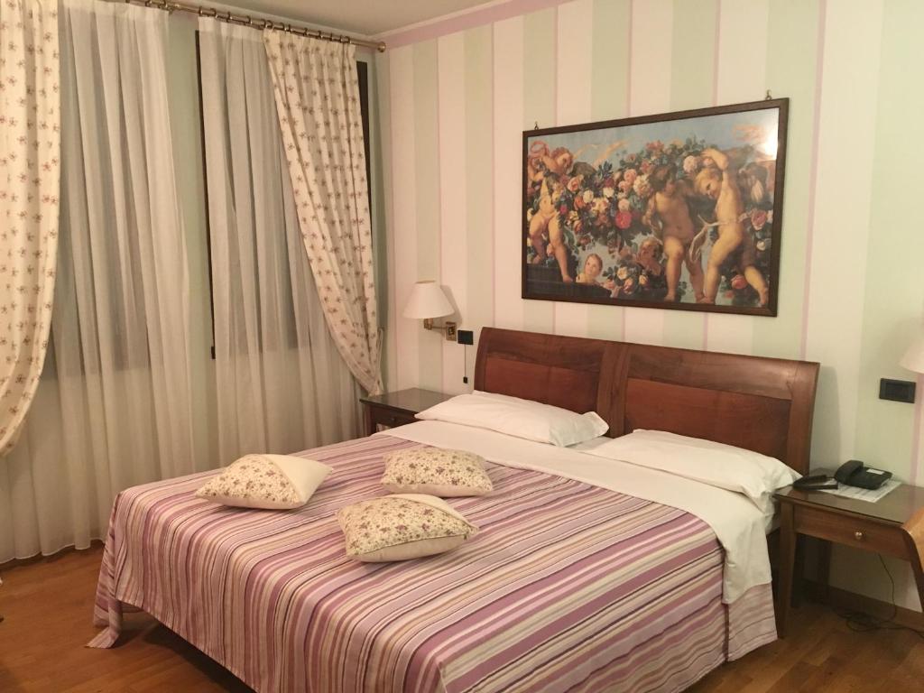 Łóżko lub łóżka w pokoju w obiekcie hotel alla busa