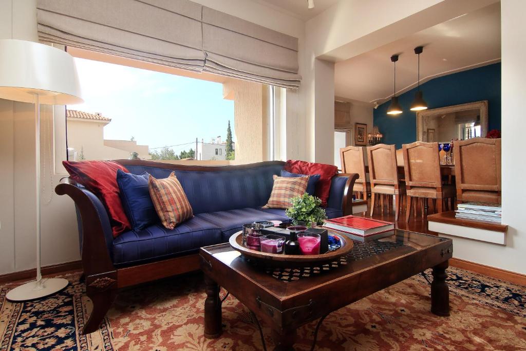 A seating area at Oasis Pool House by GHH