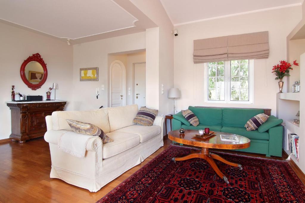A seating area at Oasis Pool House by GHH