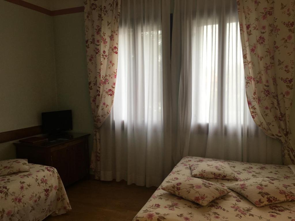 Łóżko lub łóżka w pokoju w obiekcie hotel alla busa