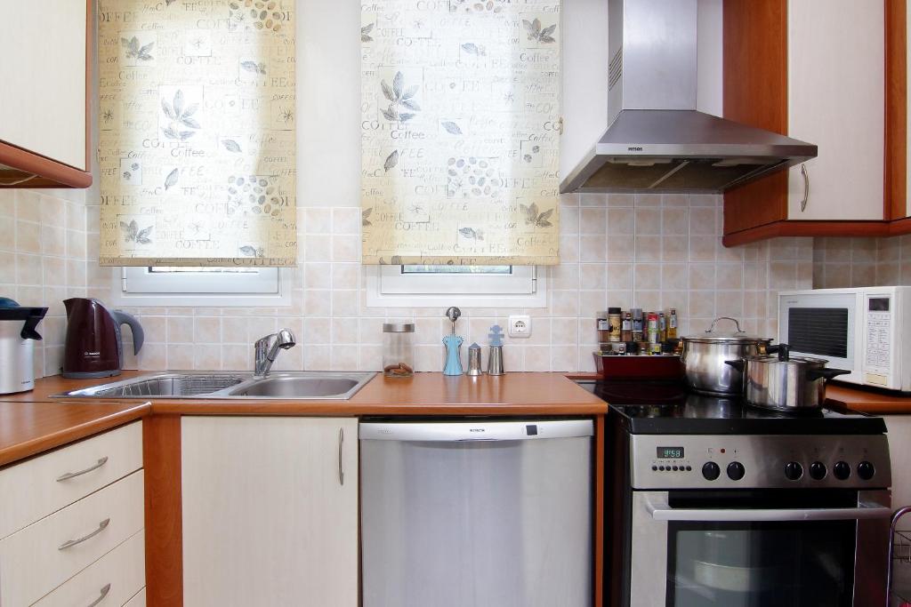 A kitchen or kitchenette at Oasis Pool House by GHH