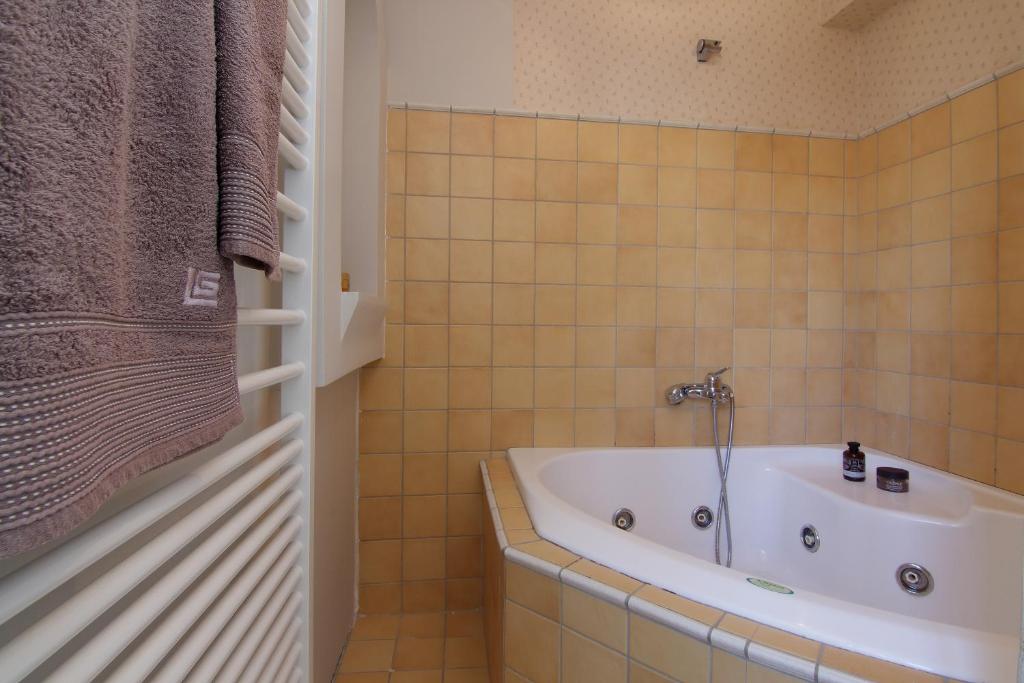 A bathroom at Oasis Pool House by GHH